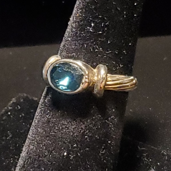 Blue Stone ring with two toned shank - Picture 3 of 14